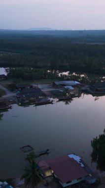 Gün doğumunda gökyüzünü yansıtan küçük bir köyde dolambaçlı sakin bir nehir.