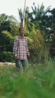 Ormanın yapraklı bir bölgesinde sessizce sigara içen çiftçi FullHD dikey