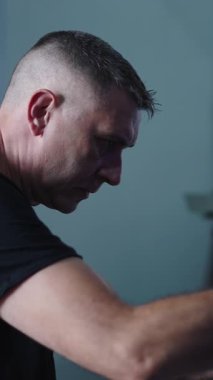 Laboratuvar teknisyeni yeşil kimyasal sıvıyı şişeden laboratuara dikkatlice döktü.