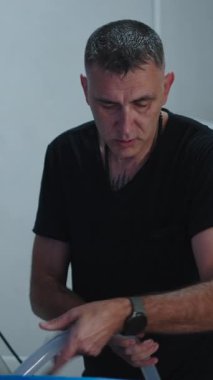 Teknisyen endüstriyel ortamda su pompalamak için esnek boruların hazırlanmasına odaklandı - FullHD Dikey