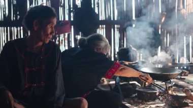 Yaşlı çift basit bir kütük kulübede yemek hazırlıyor - 4K Yatay