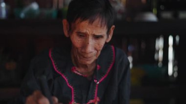 Asyalı Yaşlılar Ahşap Ladle ile Yangından Yemeği Kışkırttı - 4K Yatay