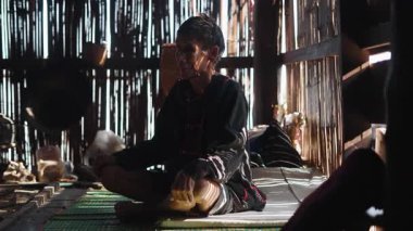 Eski Tayland Lahu 'su yerde, geleneksel ahşap lahu evinin içinde. 4K Yatay.