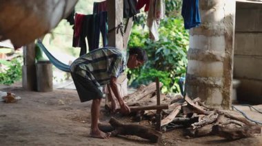 Yalınayak Asyalı lahu Asyalı çiftçi ateş yakmak için odun kesiyor - 4K Yatay