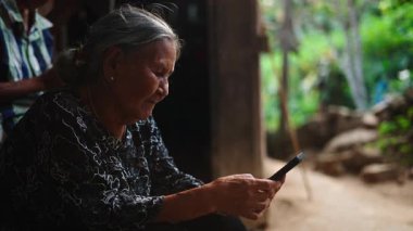 Büyükannem internette yeni teknolojilerden hoşlanıyor ya da ailesine mesaj gönderiyor - 4K Yatay