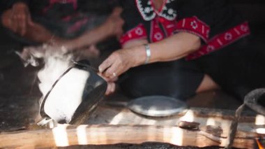 Asyalı kadın eski bir tencereyle geleneksel lahu yemeği hazırlıyor - 4K Yatay