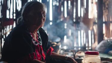 Geleneksel Giyinen Asyalı Lahu Kabilesi Kadını Mütevazı Ahşap Kulübesinde Oturuyor - 4K Yatay