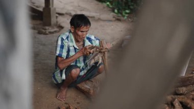 Asyalı Yaşlılar geleneksel ve eski bir yöntemle ağaçtan balta yapar - 4K yatay