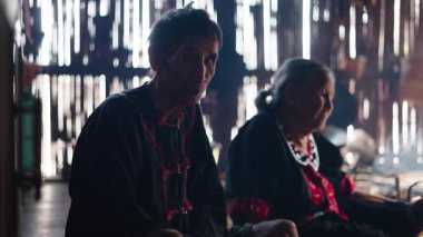 Tayland 'daki Lahu kabilesinden yaşlı bir çift geleneksel bir şekilde birlikte oturuyorlar - 4K Yatay