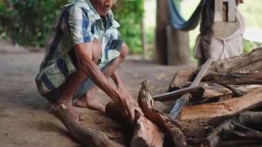 Yaşlı bir adam geleneksel Lahu kırsalında ustalıkla odun kesiyor - 4K Yatay