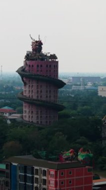 Wat Samphran pembe ejderhanın baş döndürücü tapınağı Nakhon Pathom Tayland 'ın siluetine hükmediyor.