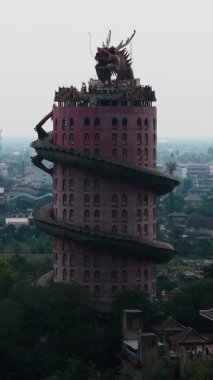 Bangkok Tayland yakınlarındaki Wat Samphran Budist Tapınağı 'ndaki birbirine kenetlenmiş ejderha kulesinin görüntüsü