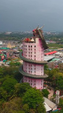 Bangkok Tayland yakınlarındaki Wat Samphran tapınağındaki birbirine kenetlenmiş eşsiz ejderha kulesinin hava görüntüsü.