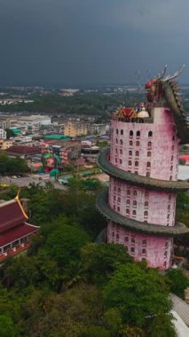 Wat Samphran, Bangkok Tayland yakınlarında kocaman pembe bir ejderhası olan eşsiz bir Budist tapınağı.