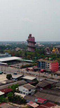 Tayland 'da Bangkok yakınlarındaki Wat Samphran tapınağında dönen pembe ejderha.
