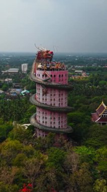 Wat Samphran benzersiz bir Budist tapınağı etrafında kocaman pembe bir ejderha var - FullHD Dikey