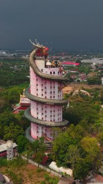 Wat Samphran, Bangkok yakınlarındaki büyük ejderhası FullHD dikey ve benzersiz silindirik kulesiyle ünlü bir Budist tapınağıdır.