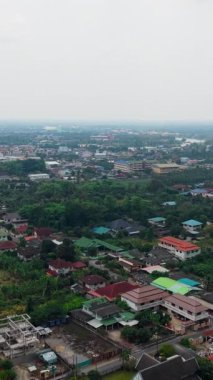 Wat Samphran, Bangkok yakınlarındaki eşsiz bir Budist tapınağında ejderha ile birlikte heybetli pembe bir yapı sergiliyor.