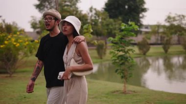 Dövmeli Asyalı turistler doğada romantik bir anın tadını çıkarıyorlar - 4K Yatay