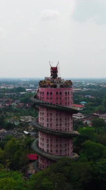 Tayland 'daki Wat Samphran' daki ejderha tapınağının panoramik görüntüsü FullHD Dikey
