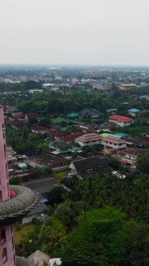 Wat Samphran 'ın havadan görünüşü Bangkok Tayland yakınlarındaki silindirik bir Budist binası- FullHD Dikey