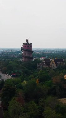 Bangkok Tayland yakınlarındaki etkileyici pembe ejderha kulesiyle Wat Samphran Tapınağı FullHD Dikey