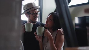 Genç Heteroseksüel Asyalı çift dairelerinde kahvelerini yudumluyorlar - 4K Yatay