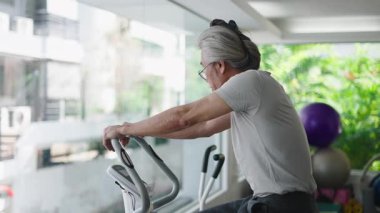 Son sınıf öğrencisi pedal çeviriyor. Spor yapıyor, spor yapıyor. Emeklilik süresince spor yapıyor ve refahını koruyor.