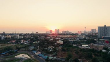 Pattaya şehir silueti, sakin bir günbatımında binaları ve yolları gösteriyor - 4K Yatay