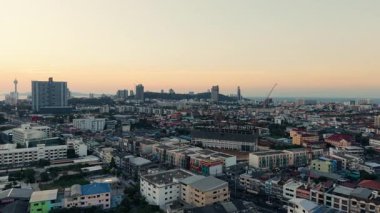 Pattaya Tayland şehri ufuk çizgisi güneşin sıcacık parıltısıyla yıkandı - 4K Yatay