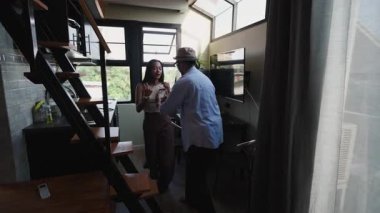 Mutlu çift fotoğraf çekiyor ve mutfakta dans ediyor. Modern bir daire - 4K Yatay