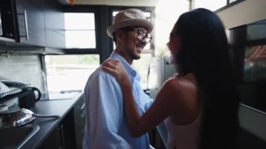 Romantik bir çift zarif ve modern mutfaklarında dans etmekten zevk alır - 4K Yatay