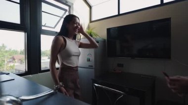 Genç Mutlu Aisatic Çiftler Modern Mutfakta Dans ve Kayıt Videoları - 4K Yatay