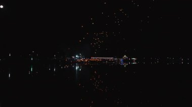 Fener festivali gece fenerlerinde mumlar ve havai fişekler Bangkok Tayland 'da fırlatıldı - 4K Yatay