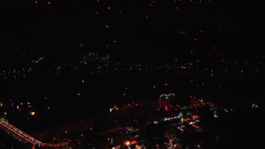 Fener festivali Bangkok Tayland 'da bir gece gösterisi. Ateş gelenekle buluşuyor. 4K Yatay.