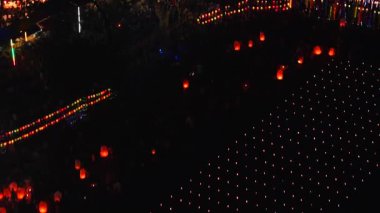 Fener Festivali insansız hava aracı görüntüsü Bangkok Tayland 'da mumlarla aydınlatılan gökyüzü - 4K Yatay