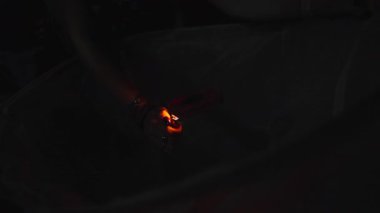 Kadınlar, Bangkok Tayland 'daki Fener Festivali' nde çakmak yardımıyla sülfür halkası yakıyor - 4K Yatay