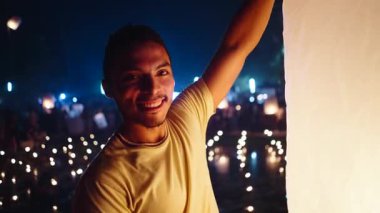 Bangkok Tayland 'daki Fener Festivali' nde elinde büyük bir fenerle kameraya bakan Latin çocuk - 4K Yatay