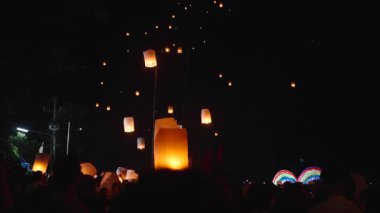 Bangkok Tayland 'daki Fener Festivali' nde gökyüzüne yüzlerce kağıt fener yükseliyor - 4K Yatay