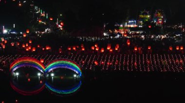 Fener Festivali Bangkok Tayland 'da nehir suyu yakınında bir gece yangını ve ışık gösterisi - 4K Yatay