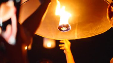 Bangkok Tayland 'daki fener festivalinde gökyüzüne yükselmeden önce el feneri tutuldu - 4K Yatay