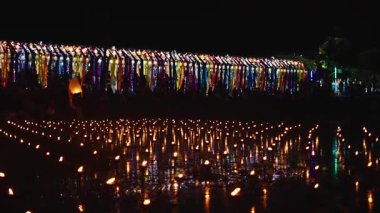 Bangkok Tayland 'da fener festivali gecesi dizilmiş bir sürü mum var.