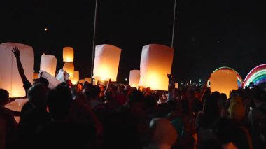 Kâğıt fenerler, fener festivali gecesi 4K Yatay Işığı 'ndaki yangından dolayı güç kullanarak yükseliyor.