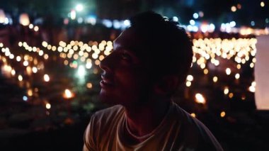 Bangkok Tayland 'da fener festivali gecesi gökyüzüne bakan Latin çocuk - 4K Horizontal