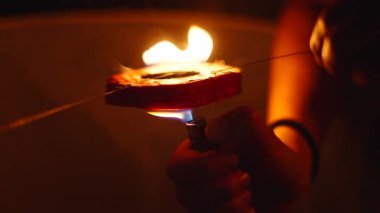 Bangkok Tayland 'daki Fener Festivali' nde kağıt fenerin ateşini çakmakla yakmak - 4K Yatay