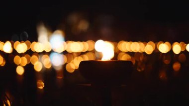 Fenerler ve mumlar Bangkok Tayland 'da fener festivali gecesinin baş kahramanıdır.