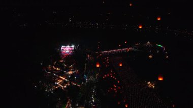 Bangkok Tayland 'daki fener festivali gecesi İHA' ların izlediği yangın ve mum festivali - 4K Yatay