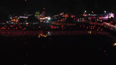 Bangkok Tayland 'daki Fener Festivali' nde kağıt fenerlerin ve havai fişeklerin yanında uçan İHA - 4K Yatay