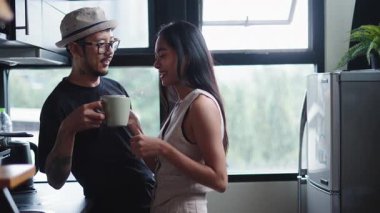 Genç Asyalı çift sabah birlikte kahve içiyorlar - 4K Yatay
