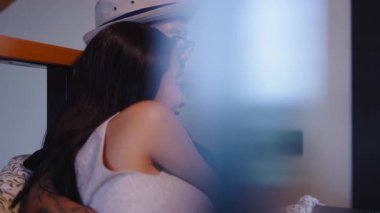 Sevecen genç Asyalı çift sarılıp el ele tutuşuyorlar - 4K Yatay